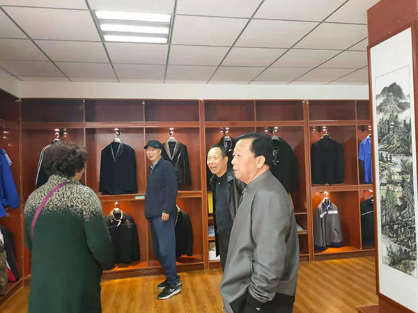 甘肅省文史館原館長(zhǎng)劉醒初、 隴南市政協(xié)原副主席張俊蘭一行到蘭州耐特服飾有限公司隴南生產(chǎn)基地參觀(guān)